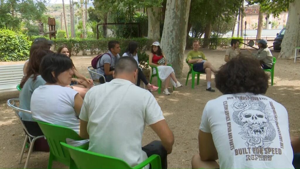 El camp de treball internacional de Tivenys recupera les trinxeres de la guerra
