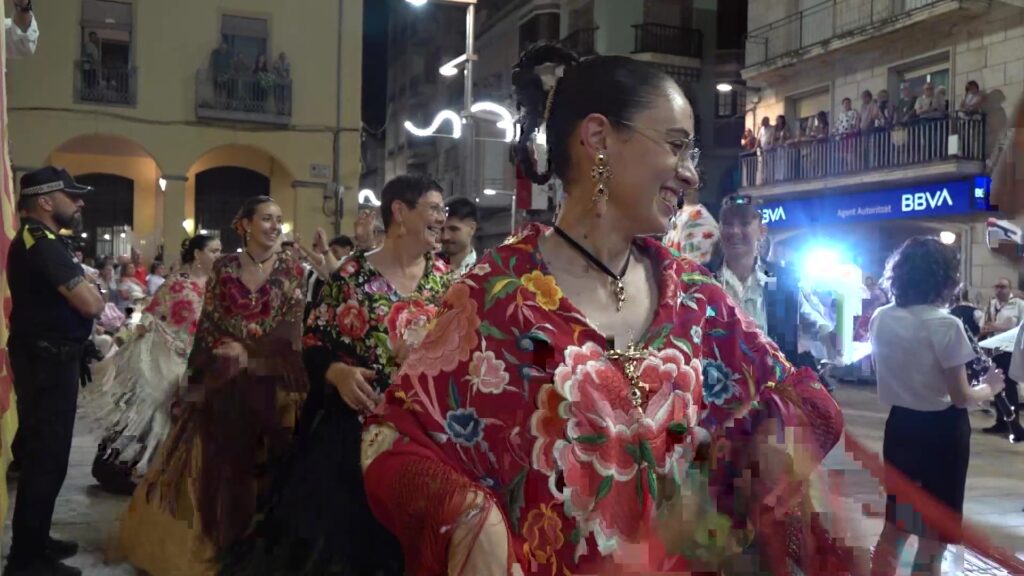 El Ball de Mantons omple Ulldecona de música i tradició amb més de 250 parelles ballant el Xim Xim