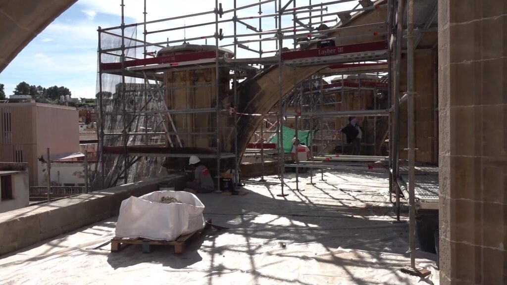 Comença la segona fase de les obres a la coberta de l’absis de la catedral de Tortosa