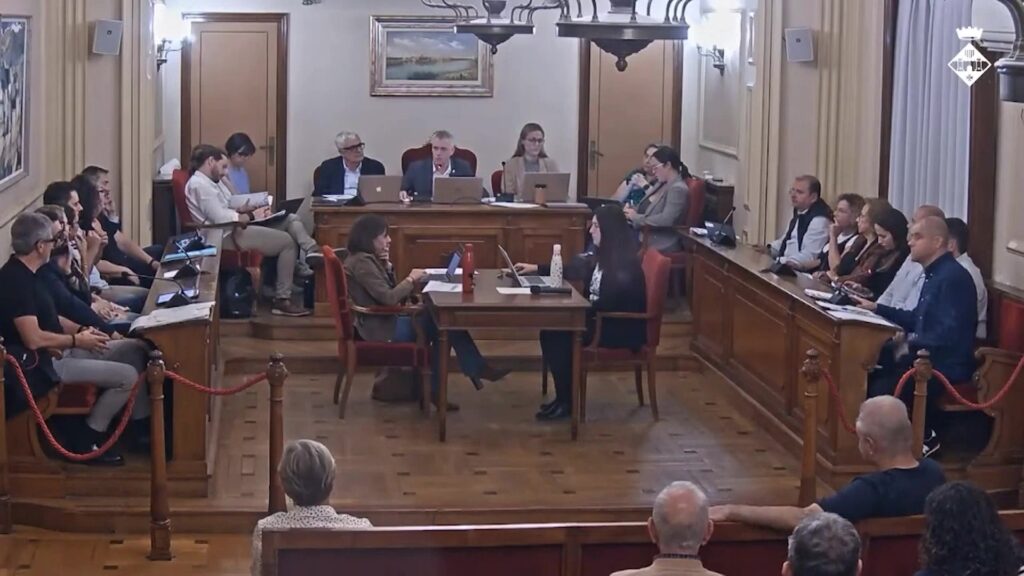 Amposta tanca el 2024 amb superàvit i un nivell d’endeutament mínim