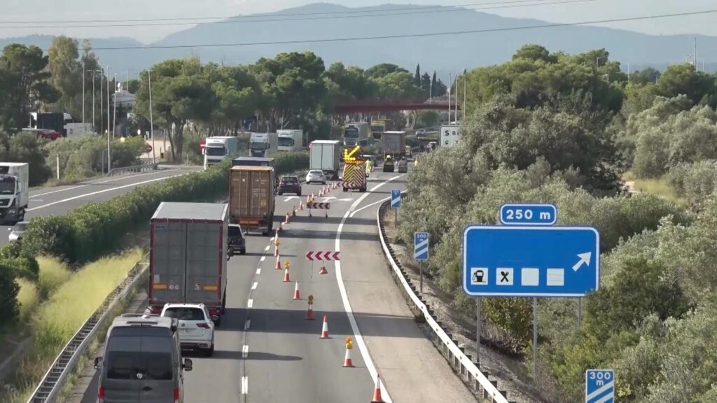 L’asfalt de l’AP-7 queda malmès pel camió incendiat a l’Aldea i caldrà reparar-lo