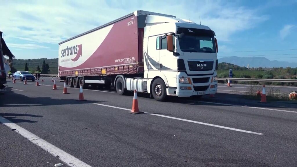 Continuen els problemes de circulació a l’Ap-7 arran l’accident d’ahir dimarts
