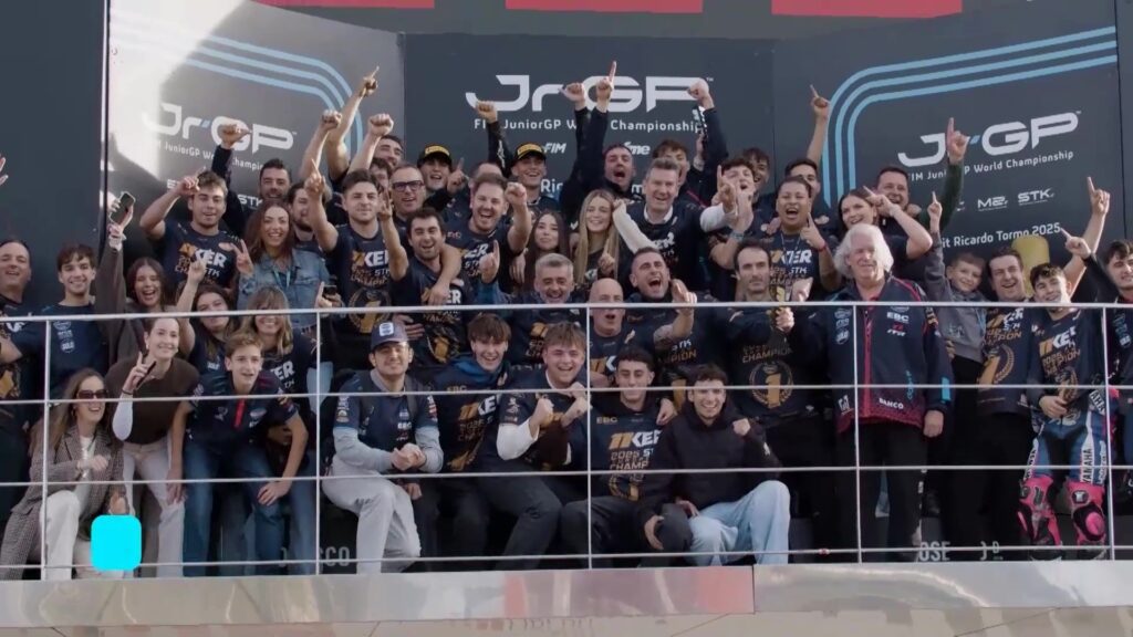 Iker Garcia celebra la victòria al podi de Xest com a campió del FIM JuniorGP 2025 Stock 600