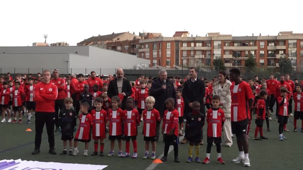 Presentació oficial dels equips de futbol base del CF Tortosa Ebre amb jugadors i jugadores distribuïts en 25 equips a Tortosa