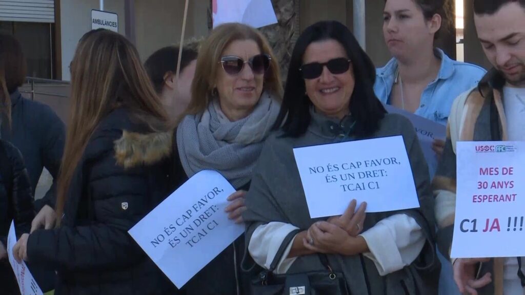 Personal TCAI es concentra a l’Hospital de la Santa Creu de Jesús per reclamar la reclassificació al subgrup C1