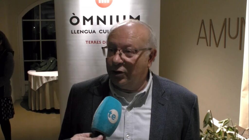 Miquel Àngel Pradilla rep el 14è Premi Lo Grifonet per la seva trajectòria en defensa del català Òmnium Terres de l’Ebre premia el sociolingüista Miquel Àngel Pradilla amb el 14è Premi Lo Grifonet 2025