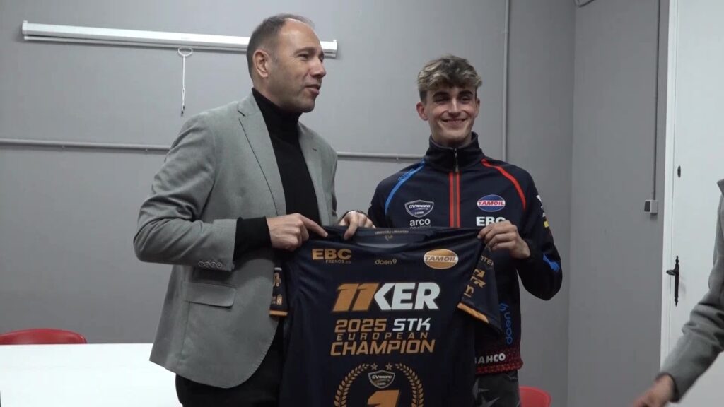 El conseller d’Esports, Berni Álvarez, rep el recent campió d’Stock al Júnior GP, Iker Garcia Berni Álvarez coneix a Tortosa el campió mundial júnior Iker Garcia, que explica el seu pas al motociclisme i les aspiracions cap a Moto2