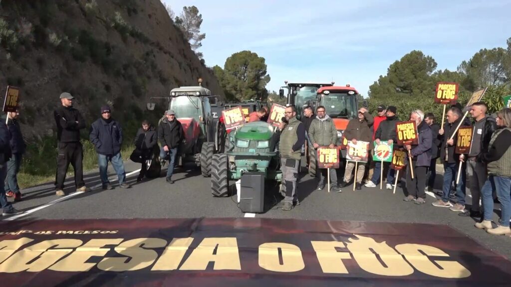 Unió de Pagesos es mobilitza per reclamar mesures urgents per a la pagesia La pagesia de les Terres de l’Ebre talla la C-12 al Mirador de l’Assut de Xerta en una nova acció de la campanya Pagesia o Foc