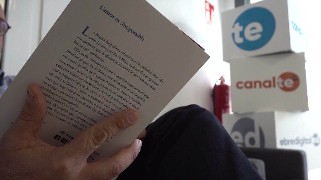 La filòloga i activista Carme Abril pubica L’amor és (im)possible, la seva primera novel.la