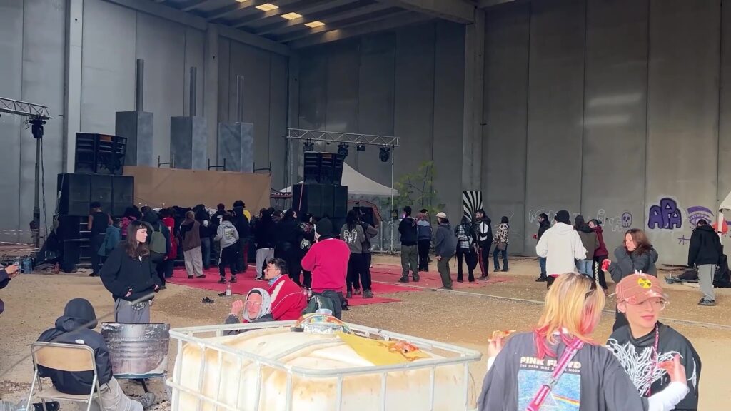 Prop d’un miler de persones participen en una ‘rave’ il·legal a la Sénia