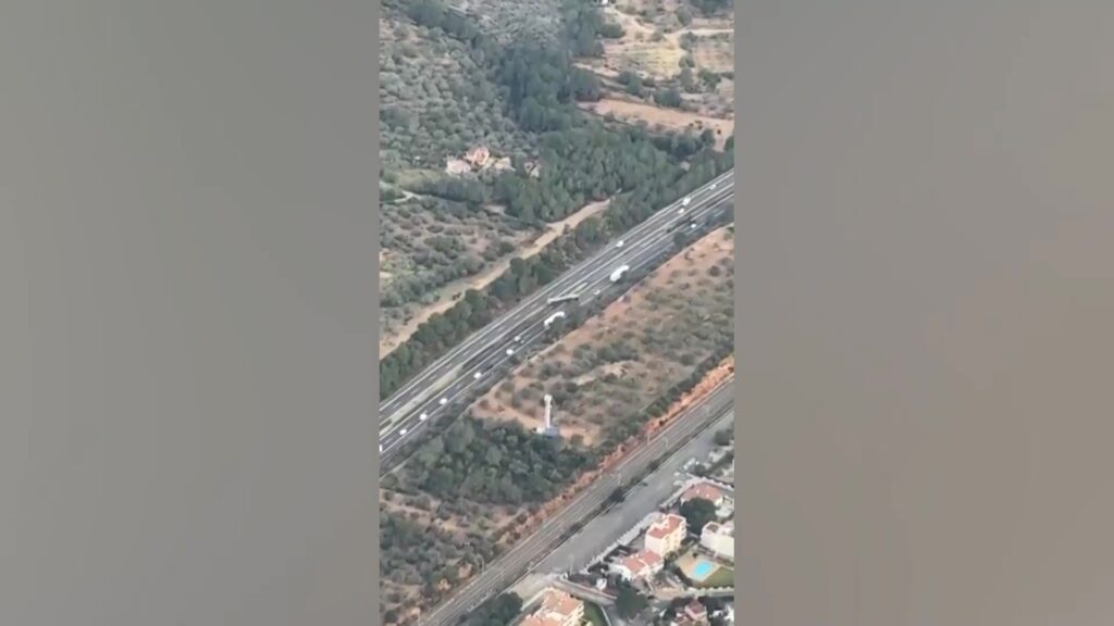 Un camió bolca a l’AP-7 a l’Ampolla, obliga a excarcerar el conductor i provoca retencions