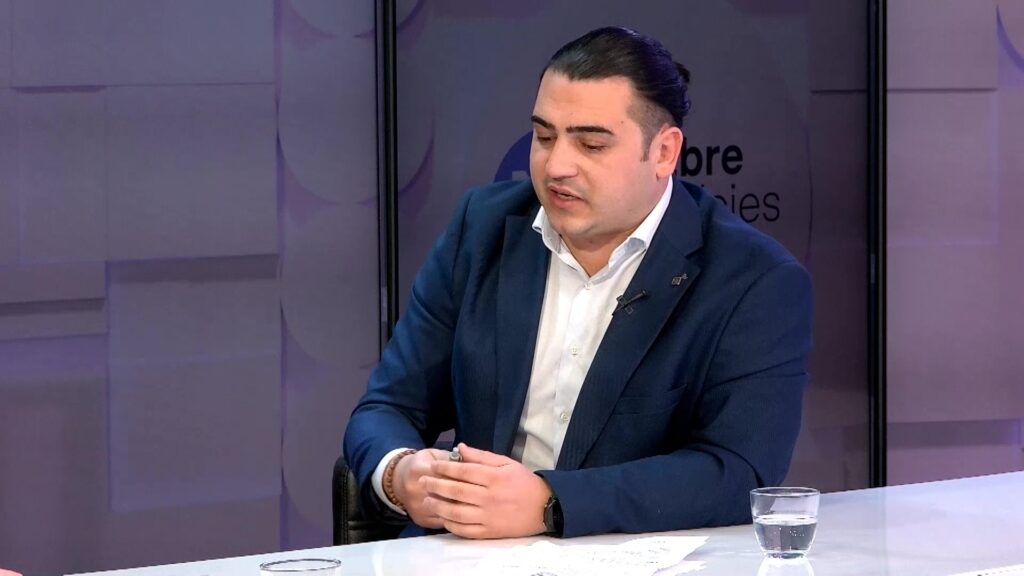 El nou centre de menors no acompanyats de Masdenverge inicia la seva activitat amb un balanç positiu ENTRADETA: El centre per a menors no acompanyats de Masdenverge, ubicat al Molí de Rosquilles, ja està en funcionament en un balanç positiu. Els joves acollits participen en activitats quotidianes i d’integració, mentre l’Ajuntament i el teixit associatiu treballen conjuntament per garantir la seva acollida i vincular-los amb la comunitat. OFF: El nou centre per a menors no acompanyats a Masdenverge, situat al Molí de Rosquilles, ja està en funcionament i els primers mesos han tingut un balanç positiu. El centre, que ocupa un espai recuperat amb cura i pensat per acollir els joves de manera digna i segura, ha generat curiositat i algun recel entre la ciutadania, però des del consistori asseguren que la convivència és correcta i que els menors participen en activitats quotidianes i d’integració en la comunitat. Els responsables municipals i del centre remarquen l’acollida i el respecte dels menors, molts procedents de països com Gàmbia, Kenya o Senegal, i el vincle amb el teixit associatiu local, que ja comença a implicar-se en activitats conjuntes. Les visites recents de representants de la Generalitat i dels directors territorials han reforçat la confiança en la gestió del centre, que combina seguretat, integració i atenció personalitzada, i que des del govern local consideren un projecte d’impacte positiu i transformador per al municipi