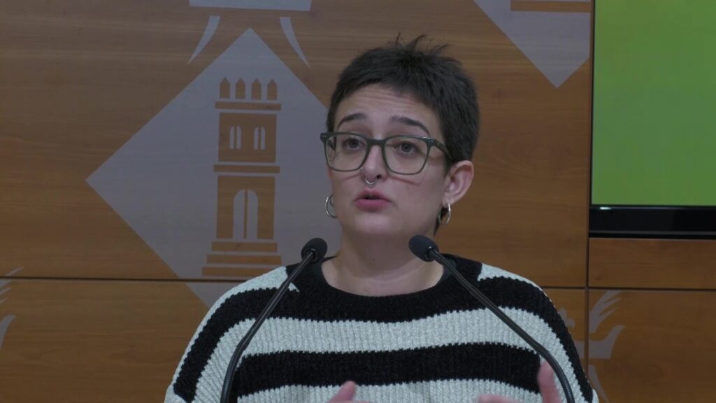 La CUP Tortosa proposarà al ple municipal de febrer la creació d’una ordenança d’estalvi i ús eficient de l’aigua. La iniciativa vol regular els usos, prevenir el malbaratament i garantir que l’aigua es destini prioritàriament als usos essencials i col·lectius. La portaveu, Selene Alberich, ha puntualitzat la baixa eficiència del sistema d’abastament, amb prop d’un 55 per cent d’aigua que es perd i no es factura. Segons la CUP, la crisi climàtica obliga a actuar amb eines normatives pròpies per gestionar millor l’aigua. La proposta preveu crear un grup de treball tècnic i polític amb la Taula de l’Aigua per redactar una ordenança adaptada a la realitat de Tortosa.