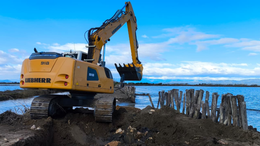 Maquinària pesant treballant en la reparació de la guarda de protecció al Canal Vell de Deltebre, Baix Ebre.