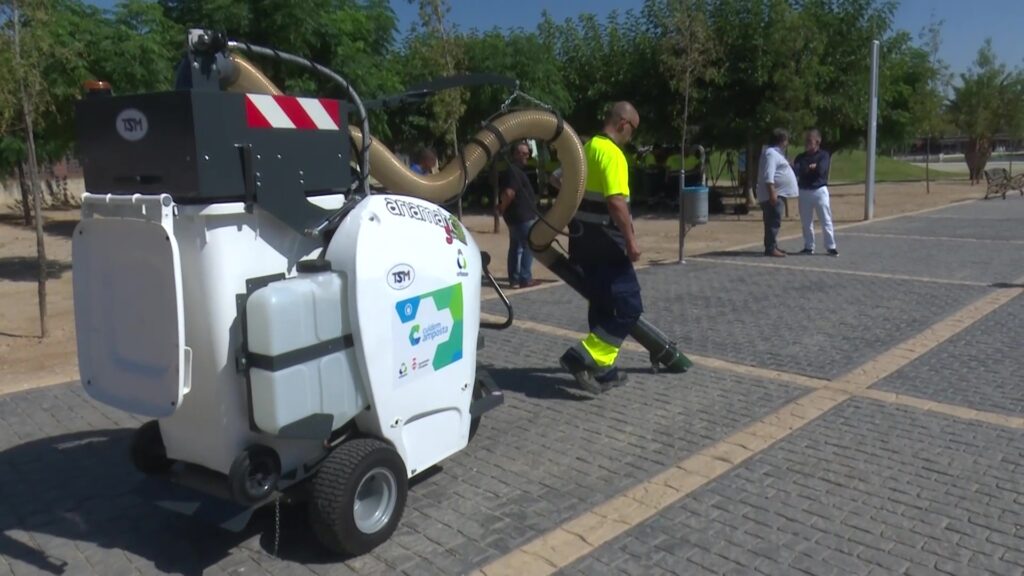 Maquinària i personal del servei de neteja Cuidem Amposta al municipi d'Amposta, Montsià.