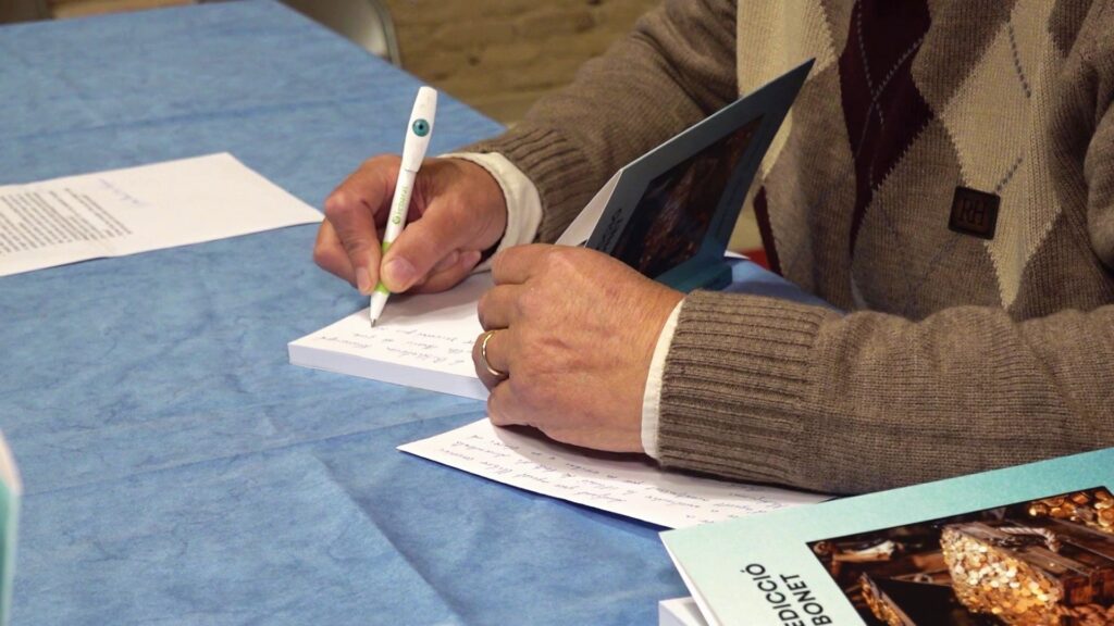 Daniel Calduch signant exemplars del llibre La maledicció dels Bonet durant la presentació de l’obra.