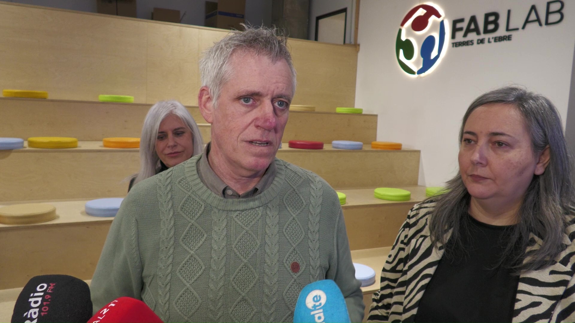 Adam Tomàs, alcalde d’Amposta, durant una atenció als mitjans al FabLab Terres de l’Ebre parlant del balanç d’activitat del centre.