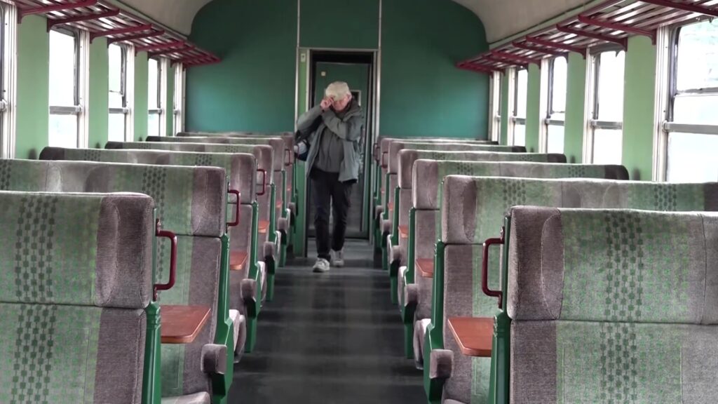 Interior d'un vagó de passatgers restaurat del Museu del Ferrocarril a Móra la Nova, a la Ribera d'Ebre.