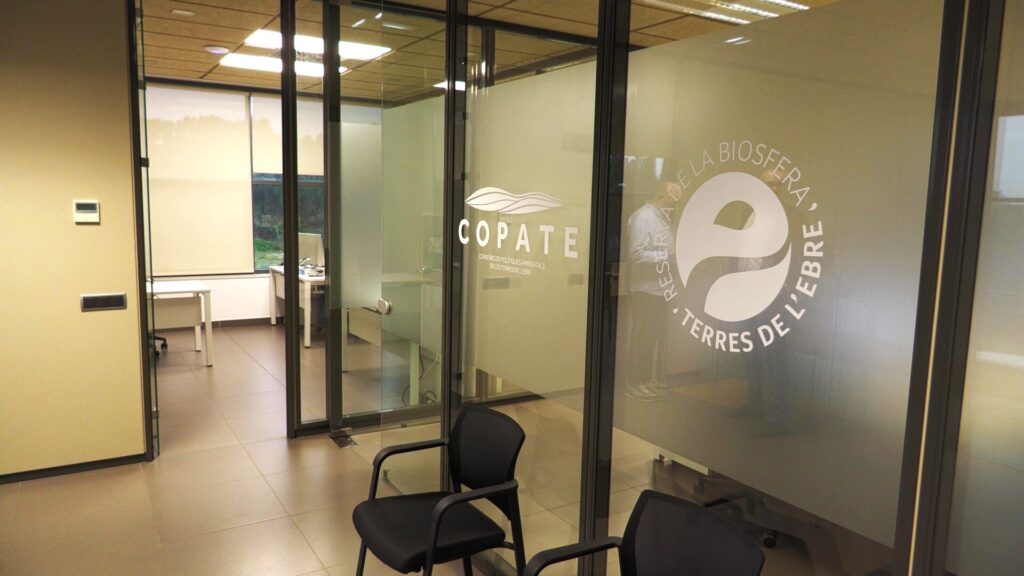 Interior de les noves oficines del COPATE a Roquetes amb el logotip de la Reserva de la Biosfera de les Terres de l'Ebre.