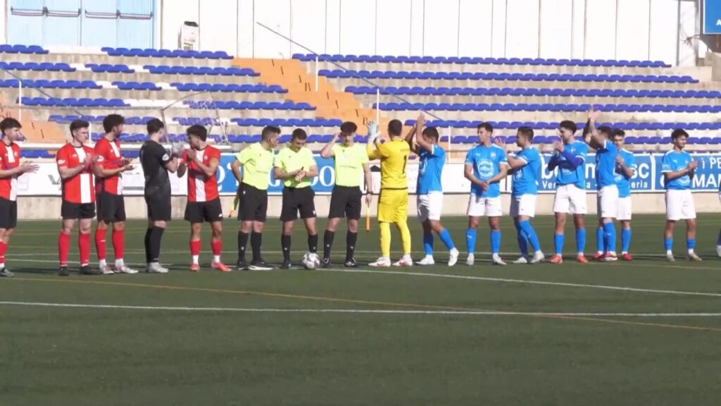 Jugadors de la UE Rapitenca i el CF Tortosa Ebre saludant-se abans del derbi a la Devesa, la Ràpita.