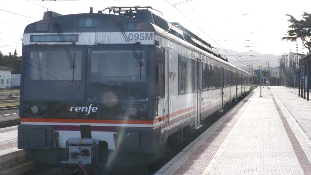 Tren de mitjana distància de Renfe a l'estació de l'R15 a Riba-roja d'Ebre, Terres de l'Ebre.