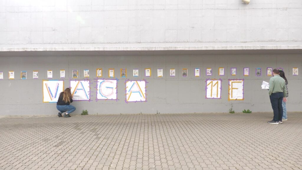 Les Terres de l’Ebre preparen accions i mobilitzacions abans de la vaga educativa d’este dimecres a Catalunya Docents de l'Institut Sòl de Riu d'Alcanar preparant cartells per a la vaga educativa al Montsià.