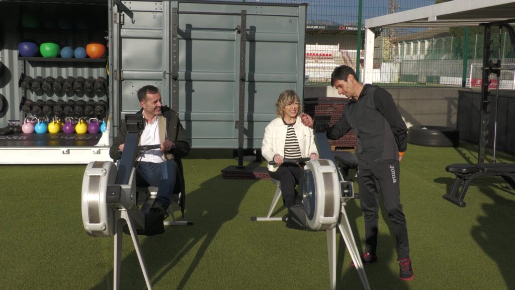Mar Lleixà i Jordi Jordan provant les noves màquines de rem a la zona exterior del complex esportiu WIN Tortosa.