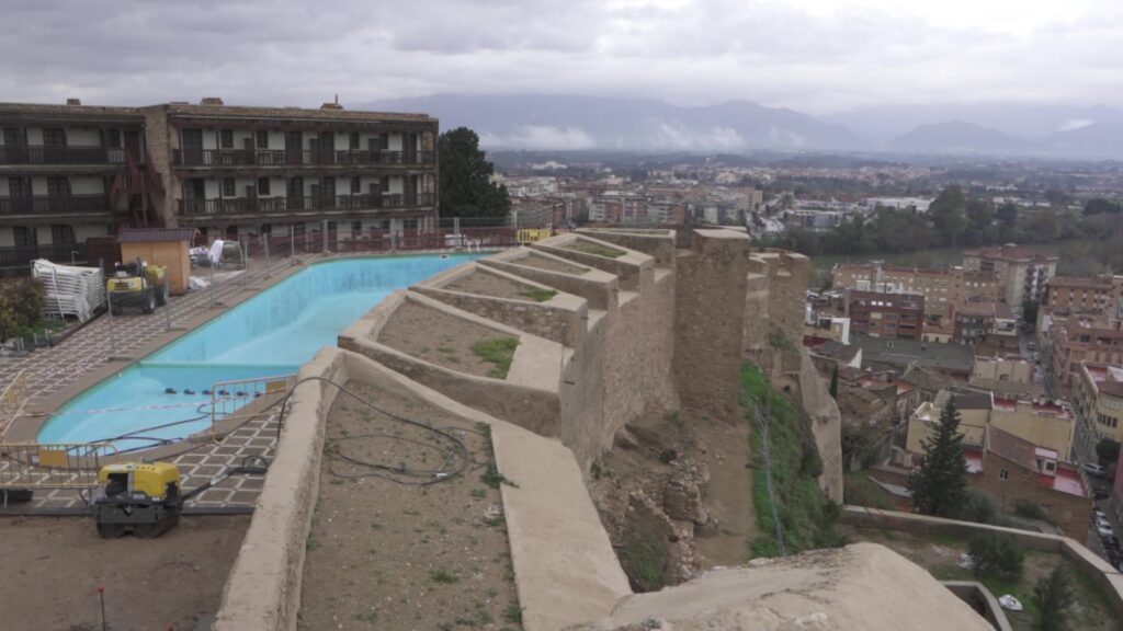 Obres i reformes a la zona de la piscina del Parador de Tortosa al Castell de la Suda, Baix Ebre.
