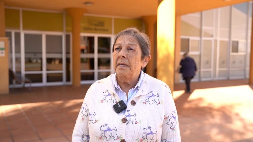 Rosa Vandellós, Síndica de Greuges de Deltebre, davant la biblioteca municipal en el marc de la campanya d'al·legacions al Delta de l'Ebre.