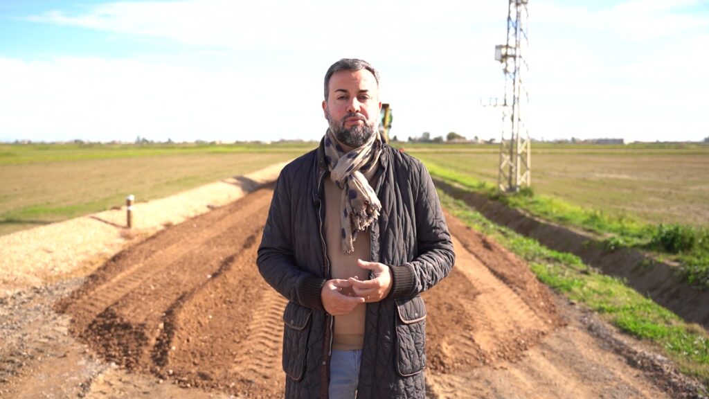 Lluís Soler, alcalde de Deltebre, davant d'unes obres de millora en un camí rural del municipi.