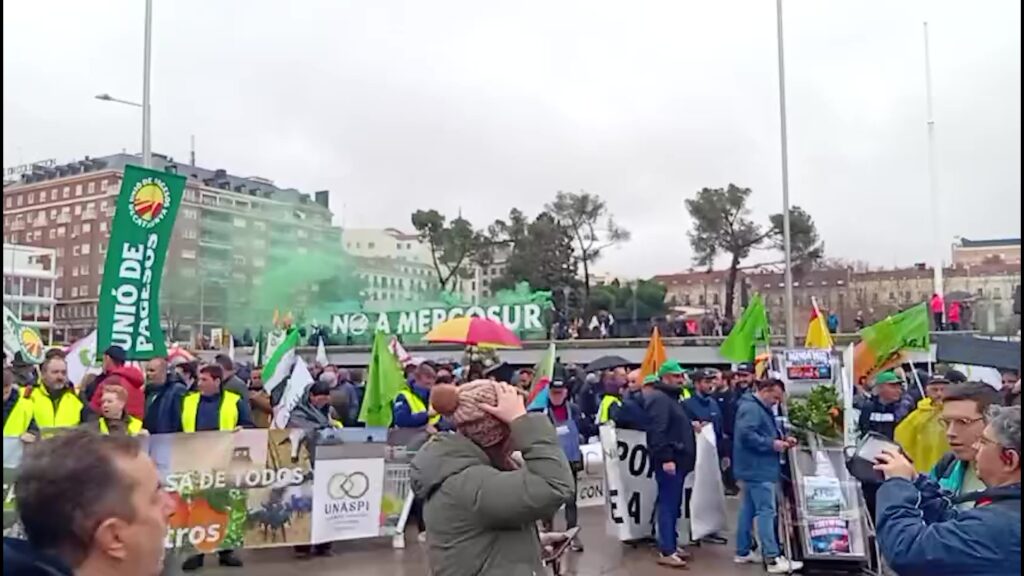 Manifestació d'Unió de Pagesos a Madrid amb banderes i pancartes contra el tractat de Mercosur i en defensa del sector agrari.