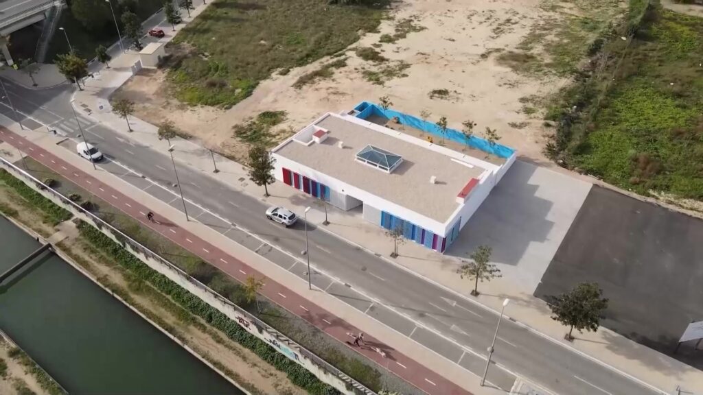 Vista aèria d'un nou equipament municipal a Tortosa situat vora el canal de l'Ebre.