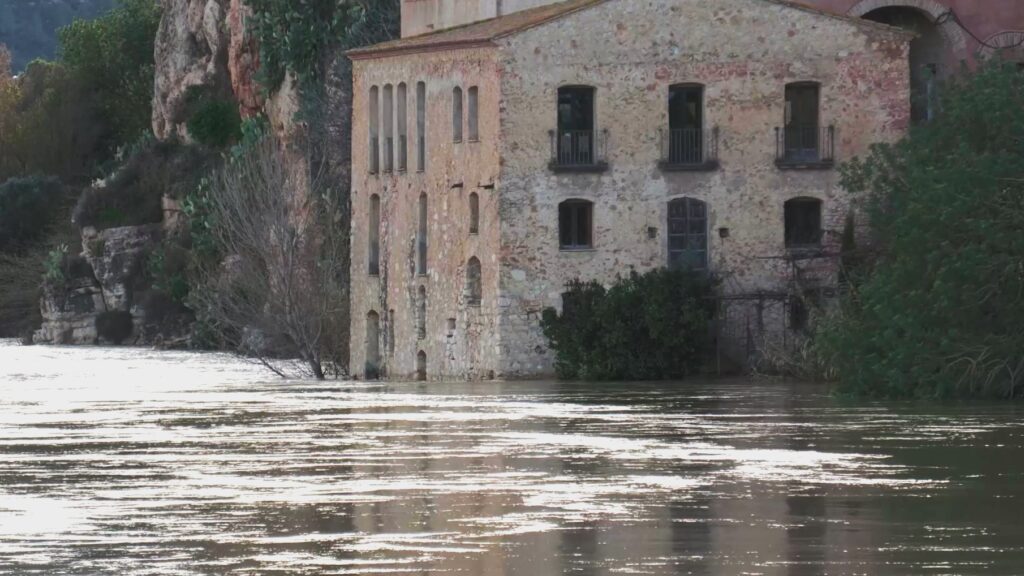 Riu Ebre crescut al seu pas per Miravet i amb zones baixes inundades.