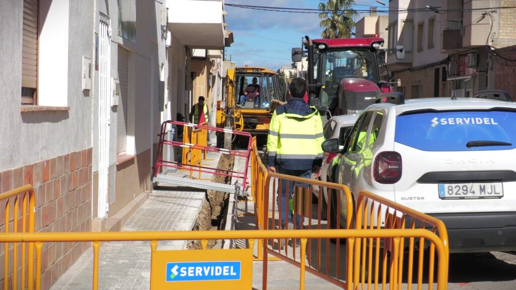 Obres de renovació de canonades d'aigua potable al carrer de La Cava a Deltebre, Baix Ebre.