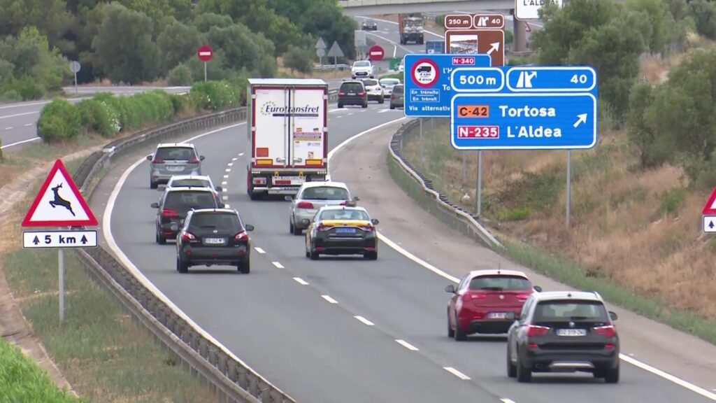 Imatge de l'autopista AP-7 al seu pas per l'Aldea amb trànsit de camions i vehicles lleugers en direcció Tortosa.