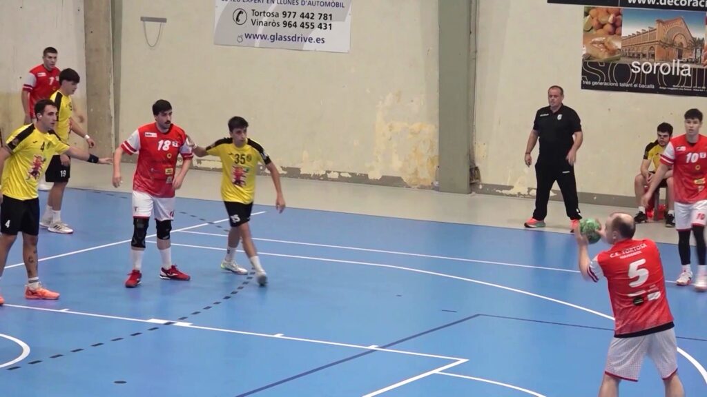 Jugadors del sènior masculí del CE Tortosa preparant un atac durant un partit d'handbol a Tortosa, Baix Ebre.