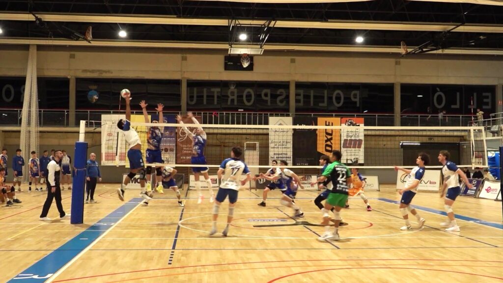 Jugadors del Club Voleibol Roquetes durant un partit de Superlliga 2 al pavelló de Roquetes, Baix Ebre.