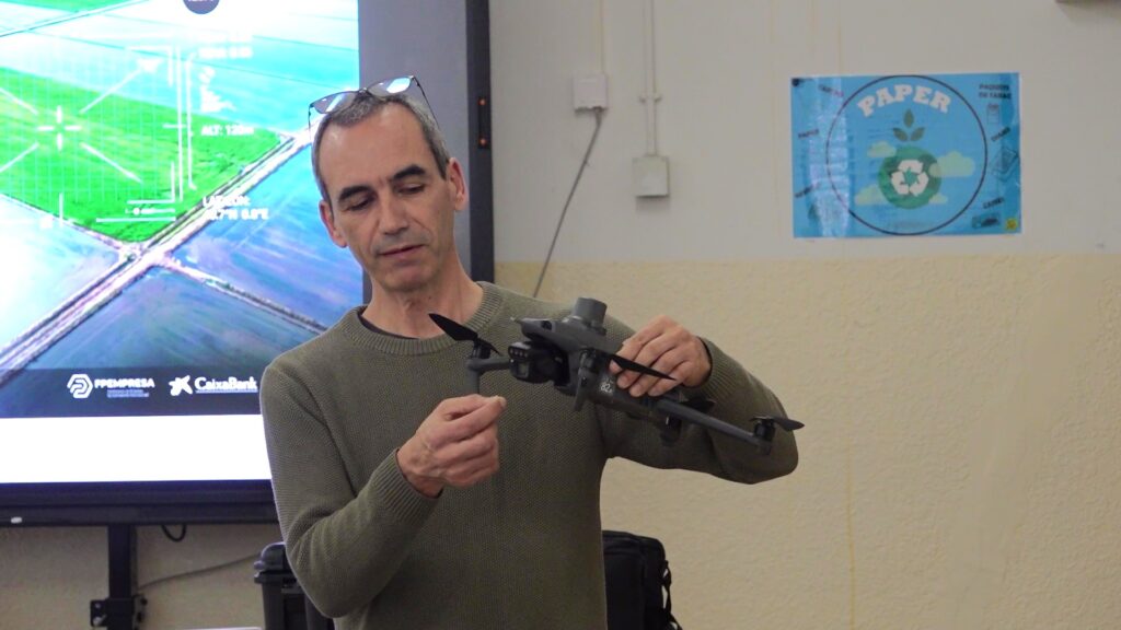 Professor de l'Institut de l'Ebre a Tortosa mostrant un dron professional per al projecte de seguiment dels arrossars al Delta de l'Ebre.
