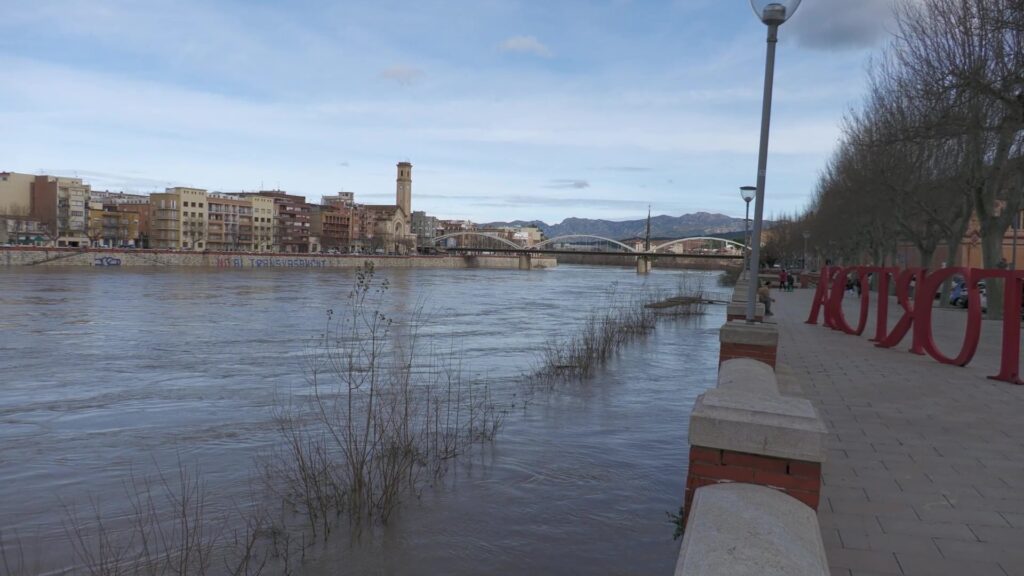 Riu Ebre al seu pas per Tortosa amb cabal elevat i crescuda vora el passeig de l'Ebre Terres de l'Ebre.