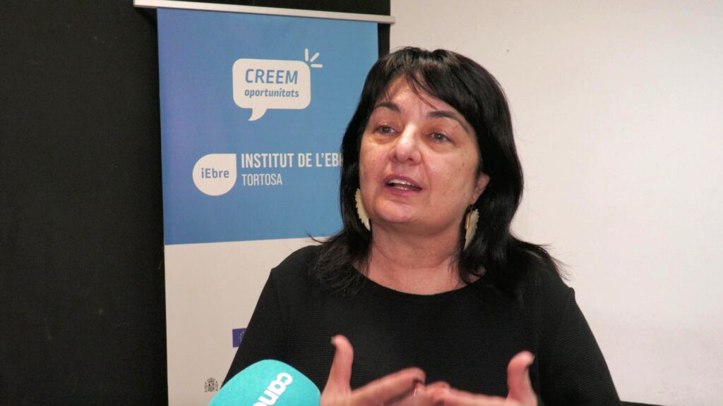 Joana Marí de l'APDCAT durant la seua intervenció a l'Institut de l'Ebre de Tortosa.