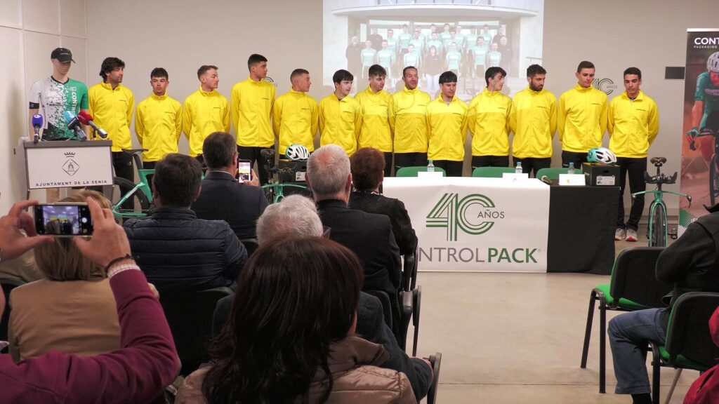 Presentació oficial de l'equip ciclista Controlpack a la Sénia, Terres de l'Ebre, amb els corredors i la directiva.