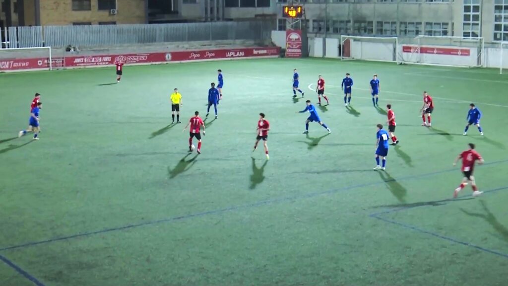 Partit de futbol entre el CF Tortosa Ebre i el FC Santboià a l'estadi municipal de Tortosa, Baix Ebre.