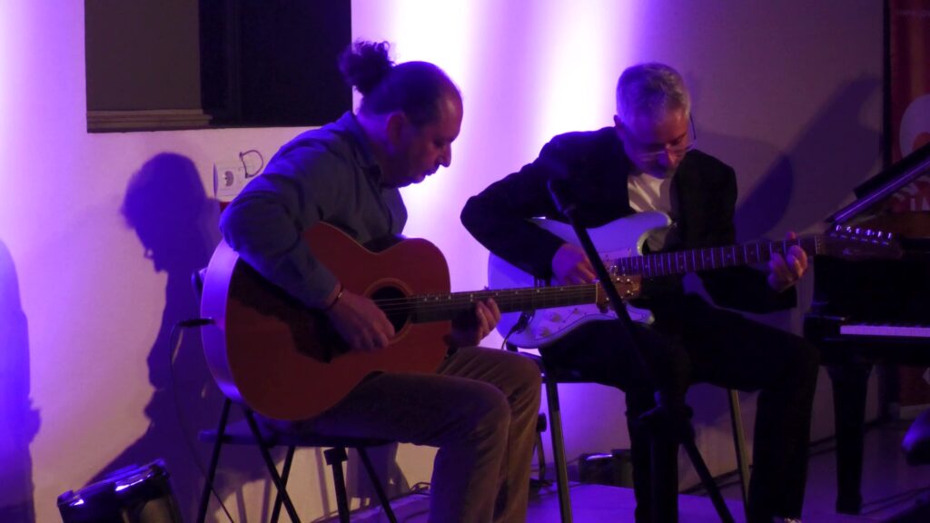 David Espinós i un acompanyant tocant la guitarra durant el concert a Joventuts Musicals de Tortosa, Terres de l'Ebre.