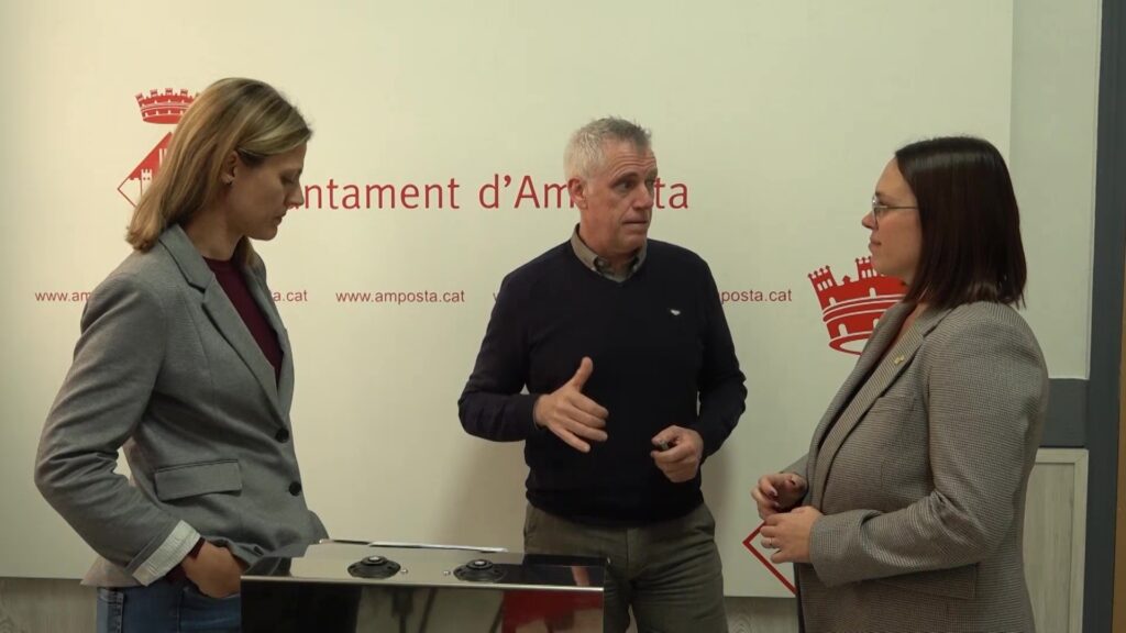 L'alcalde d'Amposta, Adam Tomàs, i la regidora de Governació, Iris Castell, conversen abans del ple municipal a les Terres de l'Ebre.