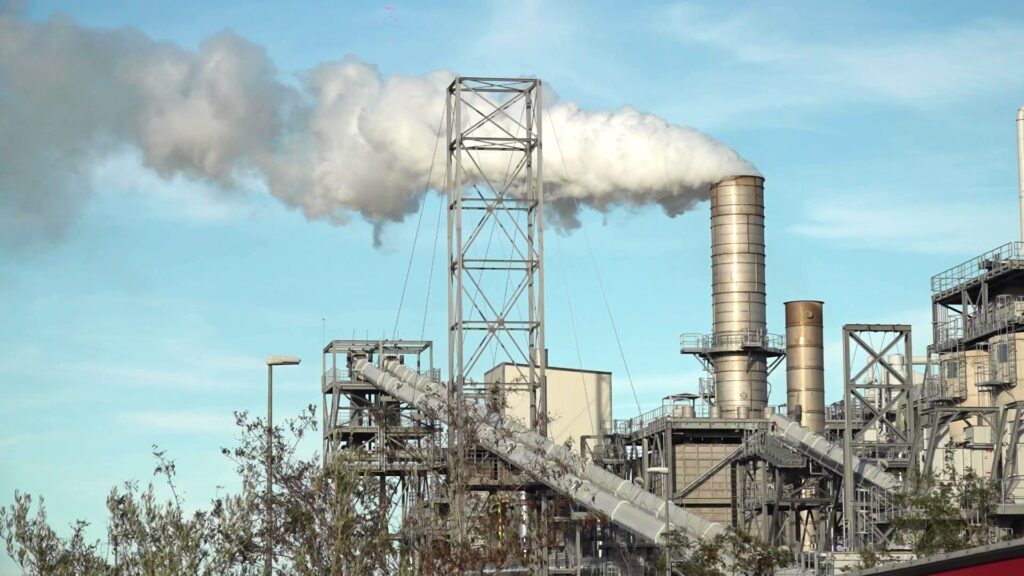 Vista de la maquinària i les instal·lacions industrials del polígon Catalunya Sud a l'Aldea, Terres de l'Ebre.