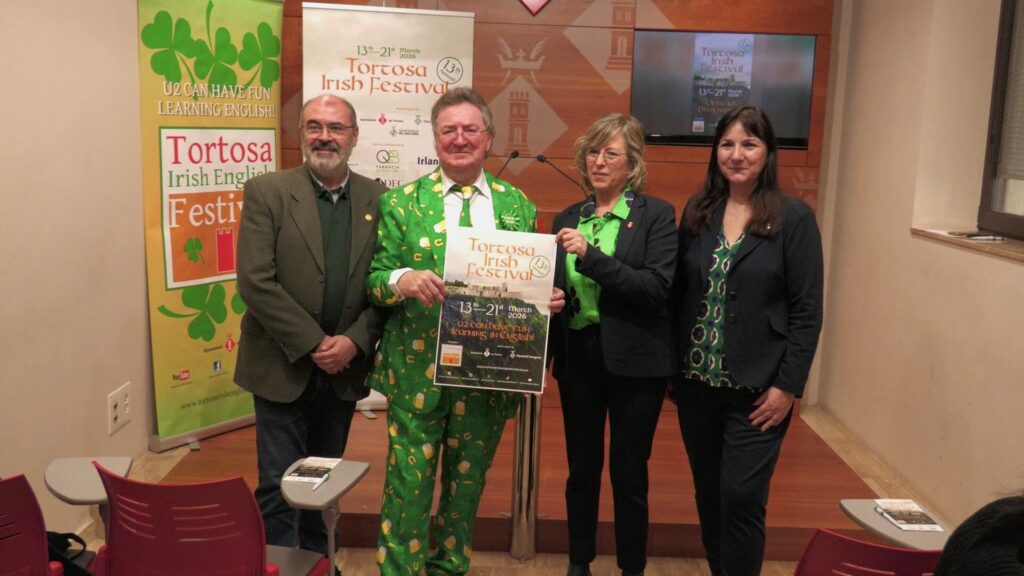 Presentació de la 13a edició del Tortosa Irish Festival a l'Ajuntament de Tortosa amb autoritats i organitzadors.