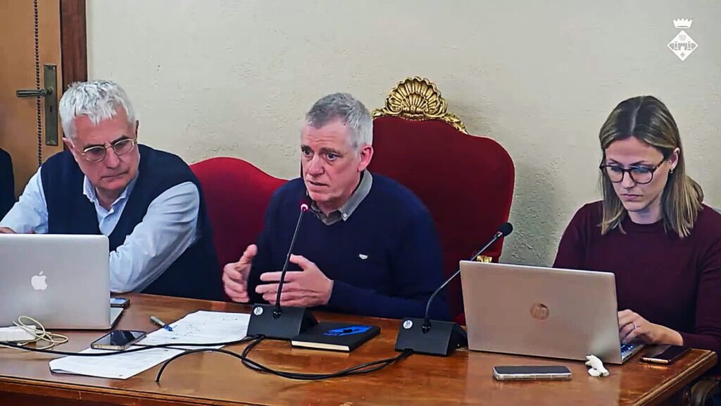 L’Ajuntament d’Amposta aprova per unanimitat la nova ordenança de civisme i convivència Sessió del ple municipal a l'Ajuntament d'Amposta al Montsià amb l'alcalde Adam Tomàs i regidors.