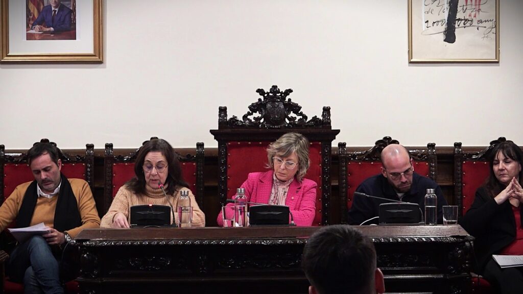 L'alcaldessa de Tortosa, Mar Lleixà, presidint una sessió a la sala de plens de l'Ajuntament de Tortosa, al Baix Ebre.