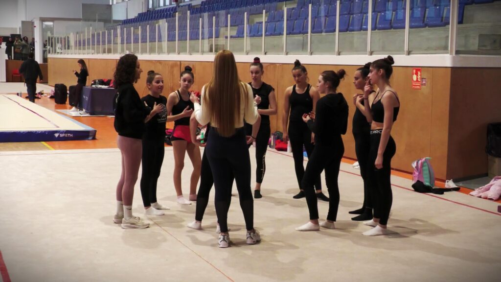 La psicologia esportiva, una eina per reforçar la confiança i la gestió de l’error Gimnastes del club de Sant Jaume d'Enveja realitzant exercicis d'estirament i escoltant la psicòloga Mar Curto durant un entrenament al pavelló.