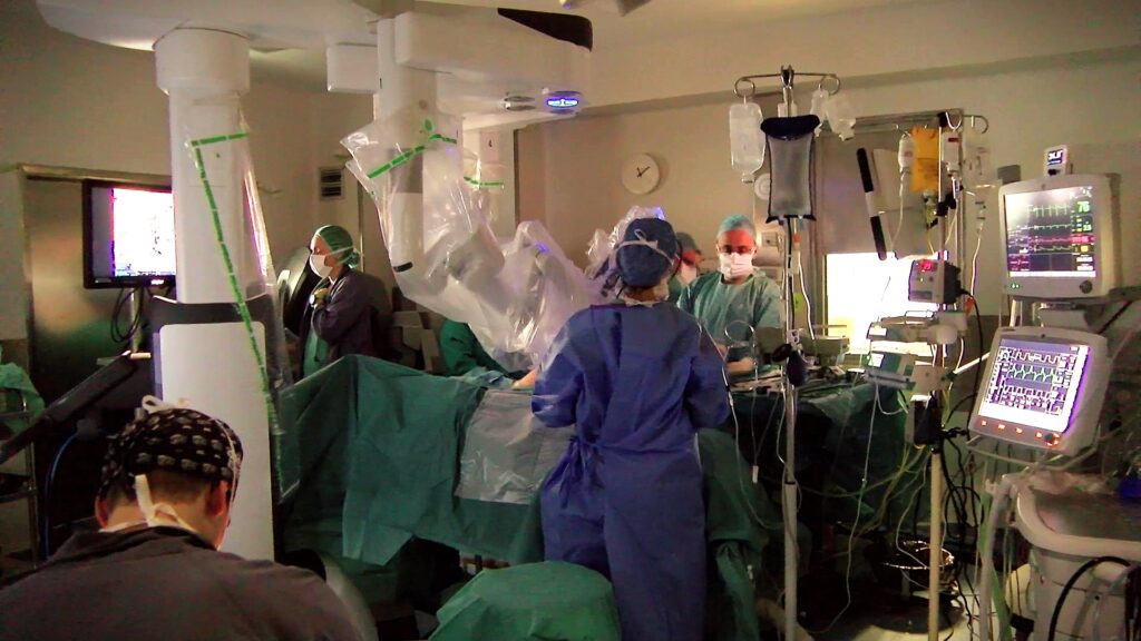 Equip mèdic operant amb el robot da Vinci a l'Hospital Verge de la Cinta de Tortosa, Terres de l'Ebre.